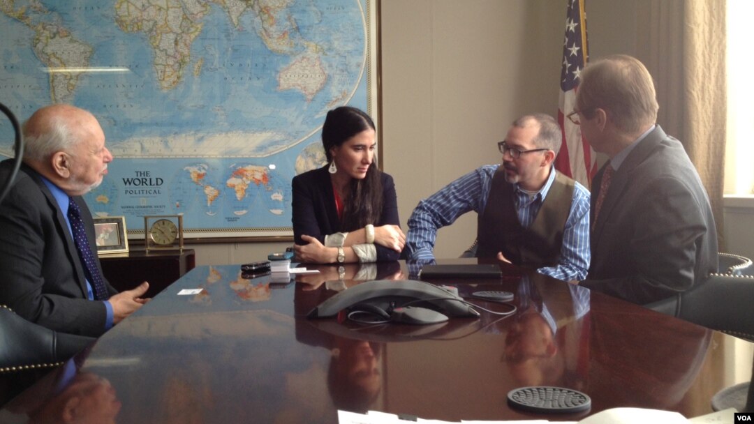 La bloguera cubana Yoani Sánchez conversa con el director de la Voz de América, David Ensor (derecha), durante una visita a nuestras instalaciones en Washington, este miércoles.