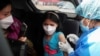 A un niño se le administra la vacuna contra la enfermedad del coronavirus