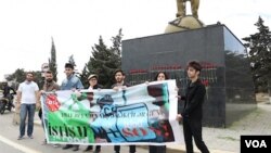 Gənc fəallar “Azad Fəhlə” abidəsi  qarşısında aksiya keçirib