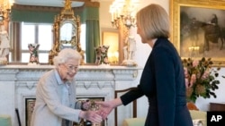 Mutungamiri wehurumende yeBritain Amai Liz Truss naMambokadzi Elizabeth