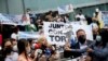 Venezolanos hacen denuncias ante los medios durante una protesta contra el gobierno del presidente venezolano Nicolás Maduro antes de la llegada del fiscal de la Corte Penal Internacional Karim Khan, en Caracas, Venezuela el 29 de octubre de 2021.