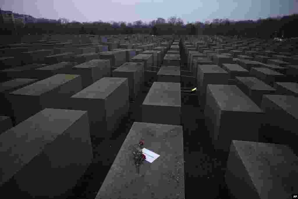 Mawar dengan catatan bertuliskan &quot;#weremember&quot; (#kamiingat), ditempatkan di monumen Holocaust Memorial pada Hari Peringatan Peristiwa Holocaust di Berlin, Jerman, Rabu, 27 Januari 2021. (Foto: AP)&nbsp;