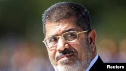 په مصر کې پوځ تيره شپه دصدر محمد مرسي دحکومت تخته اړولې، دملک دائين ئې معطل کړى اؤ دنوؤ صدارتي اؤ پارليماني انتخاباتو يې کړى