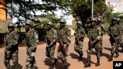 Des soldats maliens patrouillent devant l'hôtel Radisson Blu que des jihadistes avaient attaqué quelques jours plus tôt, à Bamako, Mali, 21 novembre 2015. (AP Photo / Jerome Delay)