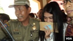 នាង Kahiyang Ayu កូន​ស្រី​របស់​លោក Joko Widodo ប្រធានា​ធិបតី​ថ្មី​របស់​ឥណ្ឌូនេស៊ី ត្រូវ​បាន​អម​ដំណើរ​​ដោយ​កងសន្តិសុខការ​ នៅ​ពេល​​នាង​ទៅ​ប្រឡង​ចូល​ជា​បុគ្គលិក​រដ្ឋការ​ស៊ីវិល​នៅ​ទីក្រុង Solo។ (Y. Satriawan / VOA)