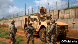 Wanajeshi wa Marekani wakijadili operesheni zao Somalia Desemba 2019. (Nick Kibbey/U.S. Air Force)