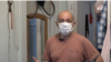 Jorge Múñoz, conocido como el 'Ángel de Queens', alista alimentos para donar desde su casa en Queens, Nueva York, EE.UU., en octubre de 2020.