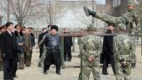 2025年2月25日，朝鲜领导人金正恩视察平壤康昆军事学院时观看一名士兵练习双杠。