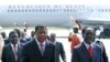 Presiden Benin Boni Yayi (tengah) saat tiba di bandara Abidjan disambut PM Pantai Gading, Gilbert Marie N'gbo Ake (kanan), Selasa.