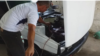 Venezolanos adaptan cilindros de gas a sus autos ante escasez de gasolina 