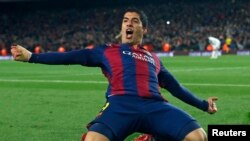 Luis Suarez na murnar cin kwallon da suka yi wa kulob din Real Madrid kuma su ne farko a yanzu