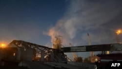 Picha iliyotolewa na Huduma za Dharura za Ukraine Agosti 2, 2023, zinaonyesha jengo lililoharibiwa na droni za Russia katika bandari ya Ukraine