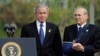 Le président américain de l'époque, George W. Bush (à g.), et son secrétaire à la défense, Donald Rumsfeld, lors de la cérémonie du 7e anniversaire des attentats du 11 septembre, le 11 septembre 2008.