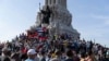 Des manifestants anti-gouvernementaux se rassemblent devant le monument Maximo Gomez à La Havane, Cuba, dimanche 11 juillet 2021. 
