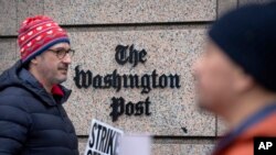 Karyawan Washington Post di pusat kota Washington, Kamis, 7 Desember 2023. (Foto: AP)