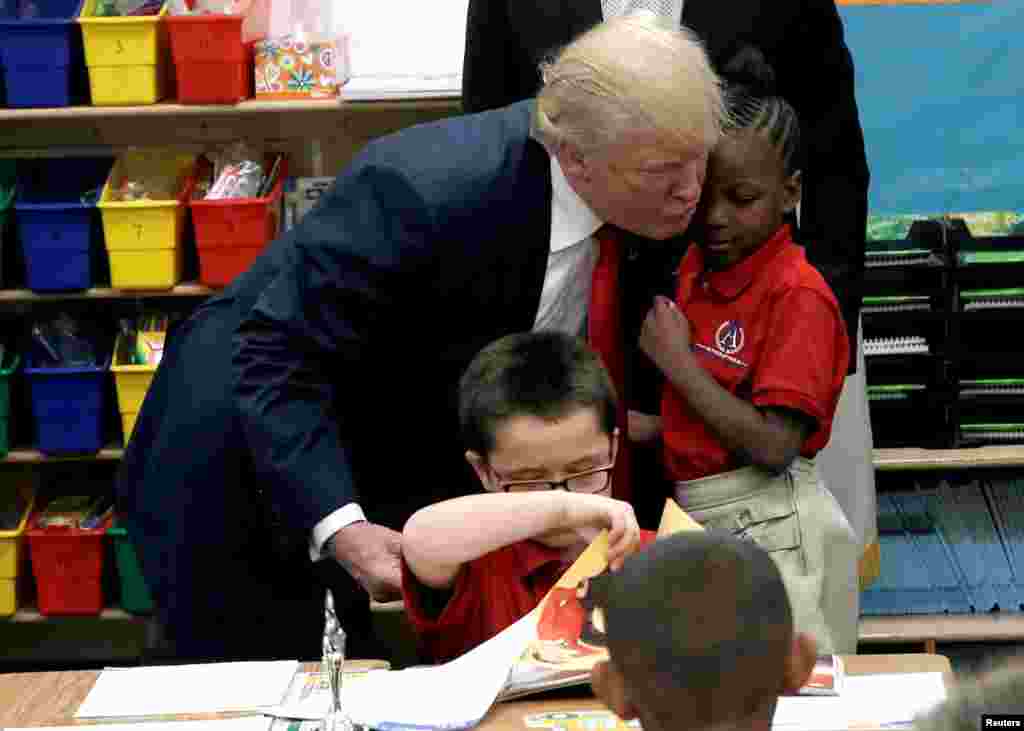 បេក្ខជន​ប្រធានាធិបតី​លោក Donald Trump អោប​សិស្ស​សាលា​ម្នាក់​ បន្ទាប់​ពី​ទទួល​បាន​កាដូ​ជា​សៀវភៅ​គម្ពីរ​អំឡុងពេល​ទស្សនកិច្ច​របស់​លោក​ទៅ​កាន់​វិហារ International Church of Las Vegas និង​សាលា​សាសនា​គ្រឹស្ត​អន្តរជាតិ​នៅ​ក្រុង Las Vegas កាល​ពី​ថ្ងៃ​ទី​០៥ ខែ​តុលា ឆ្នាំ​២០១៦។