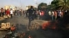 Manifestation à Khartoum, au Soudan, pour dénoncer les détentions nocturnes par l'armée de membres du gouvernement, le 25 octobre 2021.