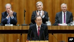 Le Secrétaire général de l'ONU Ban Ki-moon, lors d'une session de la Chambre basse du Parlement à Vienne, en Autriche, le 28 avril 2016. Derrière lui, le Vice-chancelier Reinhold Mitterlehner, le chancelier Werner Faymann et le ministre Alois Stoeger. (AP Photo / Ronald Zak)