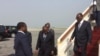 Le président ivoirien Alassane Ouattara descend de l’avion à son retour d’Accra, accueilli au bas de l’échelle par Guillaume Soro, président de l’Assemblée nationale, à Abidjan, Côte d’Ivoire, 7 janvier 2017. Crédit : Présidence de la Côte d’Ivoire/Twitte
