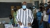 Le président et candidat à la présidentielle du Burkina Faso, Roch Marc Christian Kaboré, a voté dans un bureau de vote à Ouagadougou le 22 novembre 2020, lors des élections présidentielles et législatives du Burkina Faso.