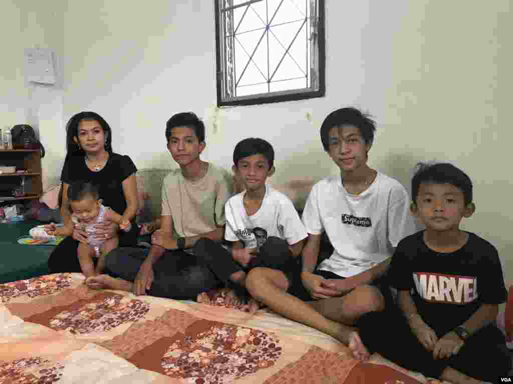 Bou Rachana, the widow of the murdered Kem Ley, is pictured with her five sons, July 2, 2017. (Sok Khemara/VOA Khmer)
