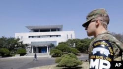 Un soldat américain à l'extérieur de la Maison de la Paix où s'est tenu le sommet entre le président sud-coréen Moon Jae-in et le dirigeant nord-coréen Kim Jong, Panmunjom, Corée du Sud, le 18 avril 2018.