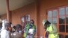 Des électeurs cherchent leur noms sur la liste électorale, au Nigeria, le 19 septembre 2020. (VOA/Gilbert Tamba)