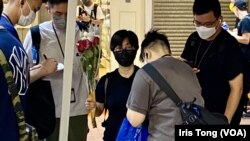 有市民6月4日晚帶鮮花到銅鑼灣悼念六四被便衣警察截查。(美國之音/湯惠芸)