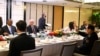 资料照：美国国防部长奥斯汀（左一）与中国国防部长魏凤和（右一）在新加坡香格里拉安全论坛期间举行首次面对面会谈。（2022年6月11日）