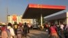 Fim de subsídios da gasolina vai ter impacto nas famílias angolanas, dizem economistas