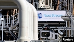 ARCHIVO - Tuberías del gasoducto Nord Stream One en Lubmin, Alemania.
