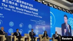 美國駐華大使伯恩斯（左三）在世界和平論壇上發言時，他的兩側坐著英國和法國大使（右二和右一）與中國政府的顧問和俄羅斯大使（左二和左一）。（2022年7月4日）