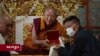 ཀིརྟི་རིན་པོ་ཆེ་ལ་གྱ་སྟོན་གྱི་བརྟན་བཞུགས་འདེགས་འབུལ། 