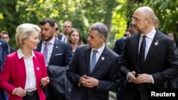 Президентка Європейської комісії Урсула фон дер Ляєн, швейцарський президент Іґнаціо Касссіс та український прем’єр-міністр Денис Шмигаль на міжнародній конференції з відбудови України в Луґано 4 липня 2022 р. 