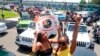 ARCHIVES - Jasmine Kingi, à gauche, 26 ans, et Robin Renee Green, 26 ans, toutes deux originaires de Los Angeles, participent à un défilé de voitures pour marquer le Juneteenth, le 19 juin 2021, à Inglewood, en Californie. 