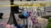 La bicicleta de un niño se queda atrás después de un tiroteo masivo en una ruta del desfile del 4 de julio en el rico suburbio de Chicago. 