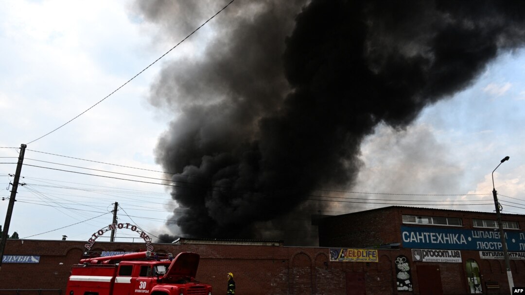 Los bomberos trabajan para controlar las llamas en el mercado central de Sloviansk, al este de Ucrania, el 5 de julio de 2022, luego de un presunto ataque con misiles por parte de las fuerzas rusas.