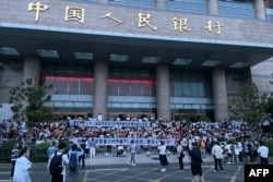 在河南鄭州中國人民銀行支行前儲戶們抗議銀行凍結存款與官員腐敗。（2022年7月10日）