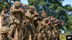 Nuevos reclutas de las fuerzas armadas ucranianas reciben entrenamiento en una base militar británica, en Manchester, Reino Unido, el 7 de julio de 2022.