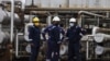Empregados da refinaria da Sonangol, em Luanda. 