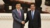 លោក​ លីវ​ យុន​សាន​ (Liu Yunshan) មន្ត្រី​ទទួល​បន្ទុក​កិច្ចការ​នយោបាយ​របស់​បក្ស​កុម្មុយ​នីស្ត​ចិន បាន​ជួប​ជាមួយ​លោក​នាយករដ្ឋ​មន្ត្រី ហ៊ុន សែន​ ក្នុង​ដំណើរ​ទស្សនកិច្ច​នៅ​កម្ពុជា​ដែល​ត្រូវបាន​ស្នើឡើង​ដោយ​រដ្ឋាភិបាល​កម្ពុជា នៅ​រាជធានី​ភ្នំពេញ នៅ​ព្រឹកថ្ងៃពុធ ទី២០ ខែកញ្ញា ឆ្នាំ២០១៧។ (រូបថត​ដកស្រង់​ពី​ទំព័រ​ហ្វេសប៊ុក Samdech Hun Sen, Cambodian Prime Minister)