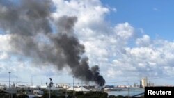 Moshi unaotokana na shambulizi katika bandari ya Tripoli, Libya Februari 18, 2020. REUTERS/Ahmed Elumami