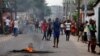 Des habitants entonnent des chants alors qu'ils mettent le feu aux barricades dans un quartier de Kinshasa, en RDC, le 20 décembre 2016.