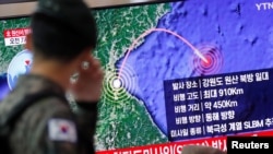 一名南韓軍人在首爾火車站觀看電視播放的有關北韓發射一名飛行物的新聞報導。(2019年10月2日)