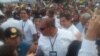 El presidente encargado de Venezuela, Juan Guaidó, sorprendió al llegar a Cúcuta, en medio de la conglomeración de asistentes al concierto Venezuela Aid Live.