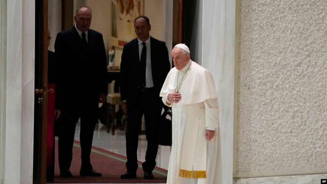 El papa Francisco entra al salón Pablo VI para su audiencia general semanal, en el Vaticano, el 27 de octubre de 2021.