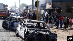 Magari yaliyoteketezwa kwa moto nje kidogo ya mji wa Johannesburg, Jumatatu Sept. 2, 2019. P