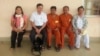លោក នី ចរិយា​ (ឆ្វេងទី២) ជា​មួយ​ជន​រងគ្រោះ​ជម្លោះ​ដី​ធ្លី ដែល​សមាគម​អាដហុក​អះអាង​ថា​តុលាការ​ឃុំ​ខ្លួន​ពួក​គេ​ដោយ​អយុត្តិធម៌។ (រូបភាព​ផ្តល់ឲ្យ​) 