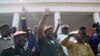 Le président élu José Mario Vaz, à droite, et le chef d’état-major de l’armée bissau-guinéenne, le général Antonio Indjai, au centre, après une rencontre au palais de la République à Bissau, le 20 mai 2014.