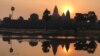 រូបភាព​ព្រះអាទិត្យ​រះ នៅ​លើ​កំពូល​ប្រាសាទ​អង្គរវត្ត កាល​ពី​ព្រឹក​ថ្ងៃទី​១៧ កុម្ភៈ ២០១៧ នៅ​ក្នុង​ខេត្ត​សៀមរាម​ ប្រទេស​កម្ពុជា។ (នៅ វណ្ណារិន/VOA​ Khmer)